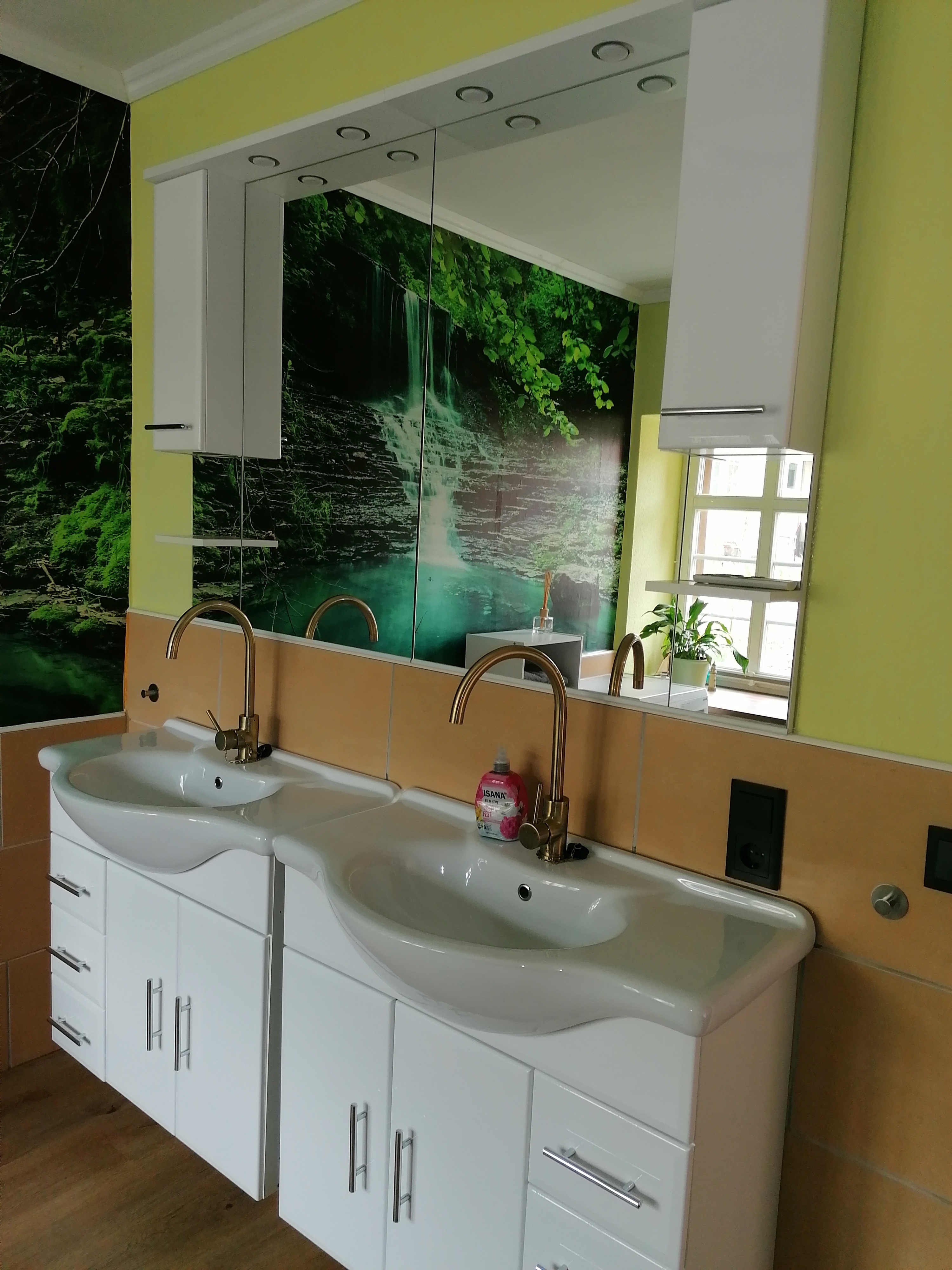 Bad mit Dusche und Doppelwaschtisch